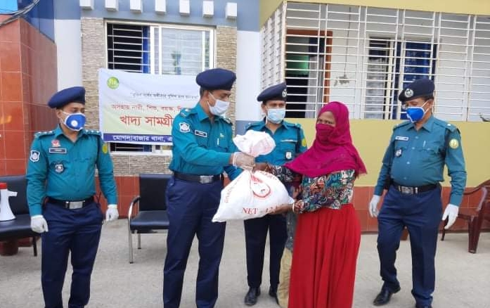 অসহায় আর বেদে সম্প্রদায়ের পাশে দাঁড়াল মোগলাবাজার থানা পুলিশ