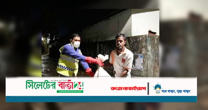 অসহায় মানুষের খোঁজে ওসি আখতার