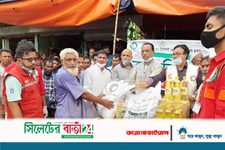 ত্রাণ নিয়ে গোয়াইনঘাটে পানিবন্দি মানুষের পাশে রেড ক্রিসেন্ট