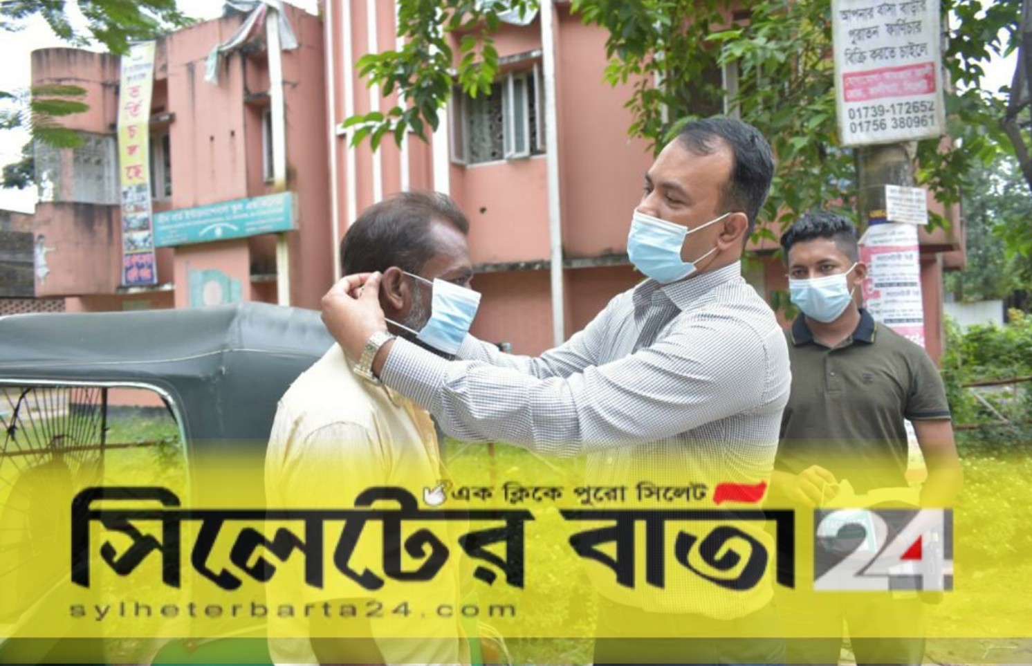 পথচারীদের মধ্যে জেদান আল মুসার মাস্ক বিতরণ