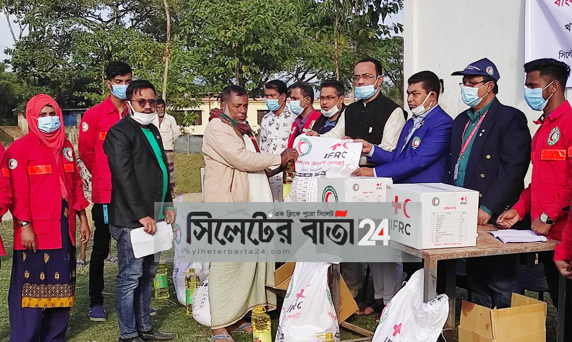 জৈন্তাপুরে রেড ক্রিসেন্টের খাদ্য ও হাইজিন প্যাকেট বিতরণ