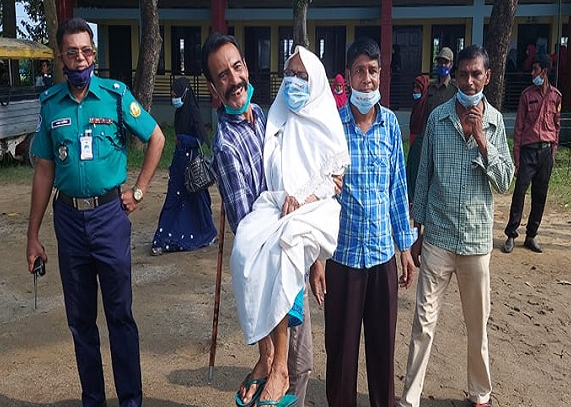 দক্ষিন সুরমায় কেন্দ্রের প্রথম ভোটার ৯৭ বছরি জয়তুন বিবি