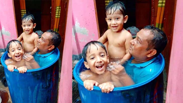 গরমে শান্তির খোঁজে সন্তানদের নিয়ে ড্রামে বাবা