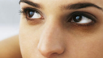 চোখের নিচে কালো দাগ দূর করতে