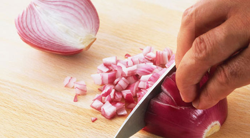 কোন রান্নায় পেঁয়াজ কাটবেন যেভাবে