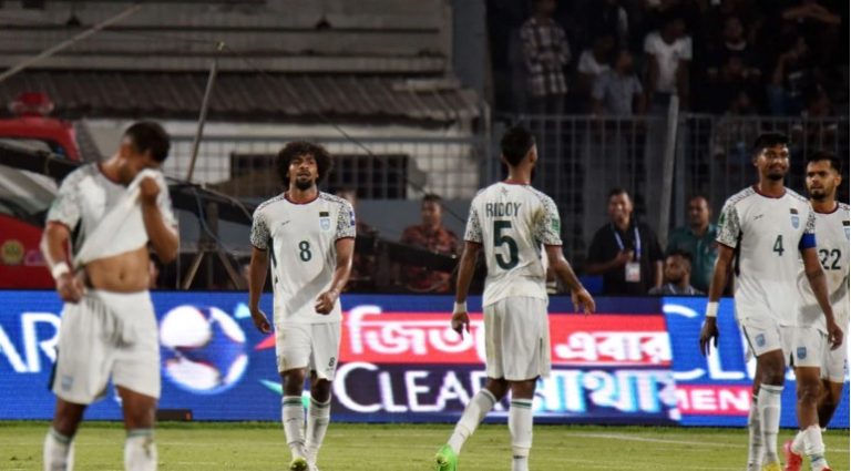 ২-১ গোলে হেরে বাংলাদেশ