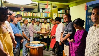 সুমনকুমার দাশের হাতে সাহিত্য পুরস্কারের ক্রেস্ট-প্রশংসাপত্র