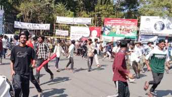 সিলেটে সড়ক অবরোধ করে শিক্ষার্থীদের বিক্ষোভ, পুলিশ-সেনাবাহিনীর ধাওয়া