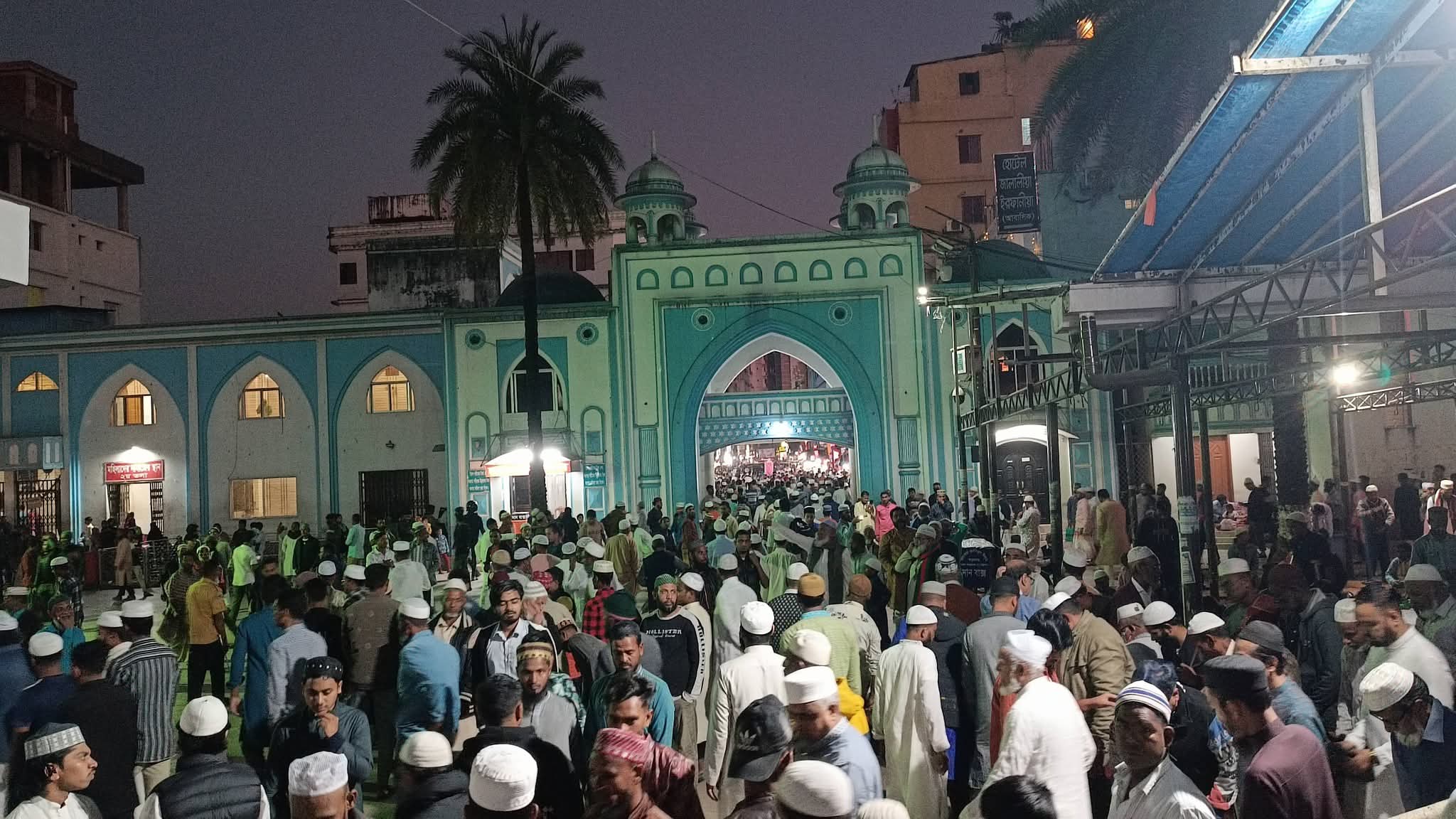 শবে বরাতে শাহজালাল রহ. মাজারে ভিড়