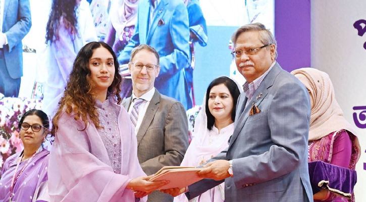 গণতন্ত্রের অগ্রযাত্রায় ‘শ্রেষ্ঠ অদম্য নারী’ সম্মাননা পেলেন খালেদা জিয়া