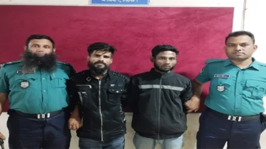 রিকাবীবাজারে অটোরিকশার যাত্রীর টাকা ছিনতাই, আটক ২