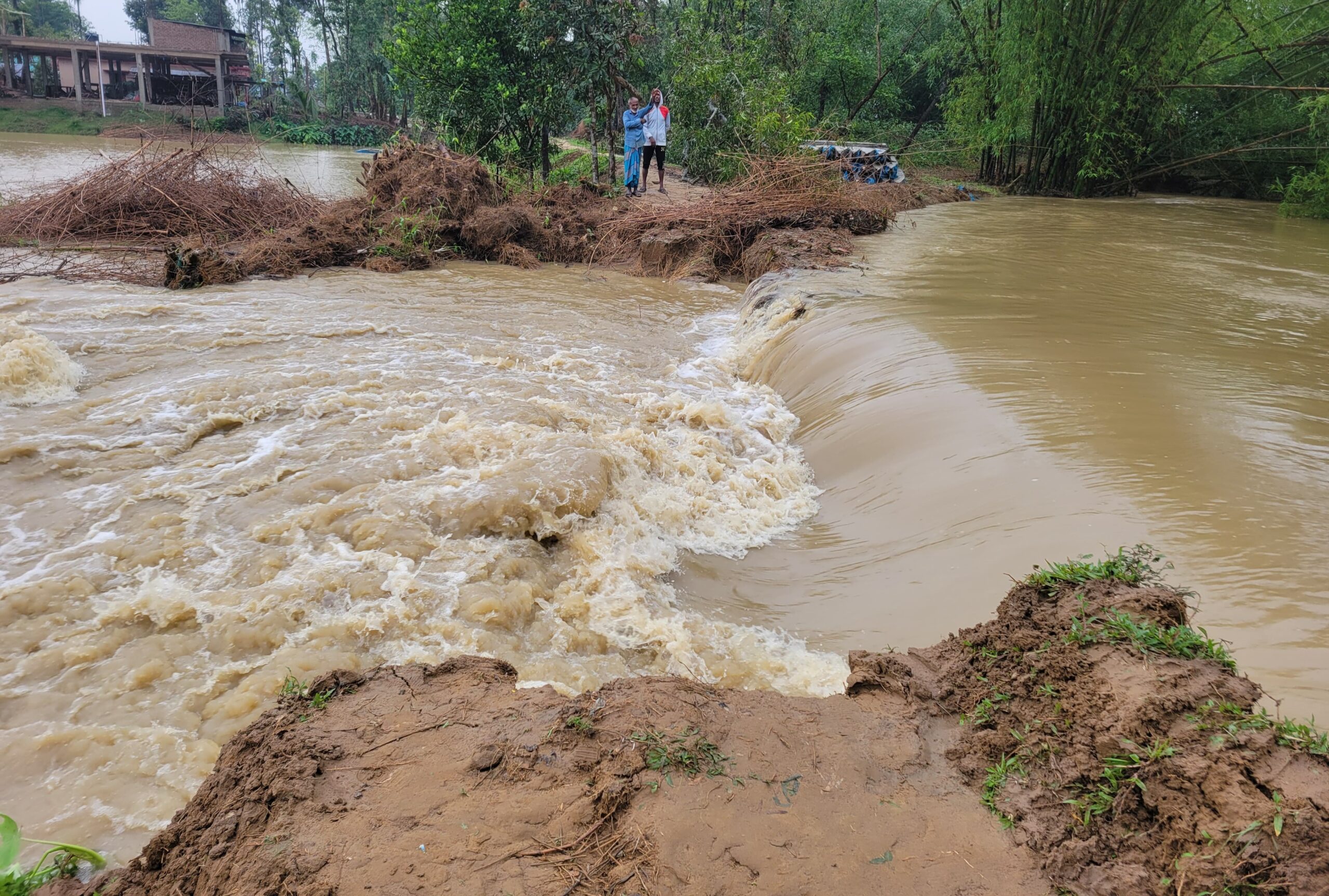 গোগালী ছড়ার বাঁধ ভেঙে প্লাবিত কুলাউড়ার ১৫ গ্রাম