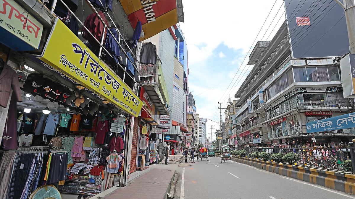 দোকানপাট বন্ধ ৭টায়, প্রভাব পড়ছে ব্যবসায়