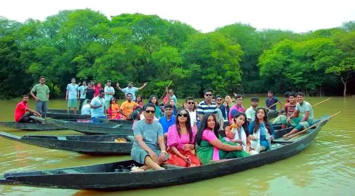 পর্যটক টানছে রাতারগুল সোয়াম ফরেস্ট