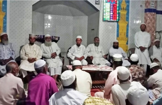 মসজিদের ভেতরে চেয়ার-টেবিল দিয়ে সভা করে জামায়াতের প্রার্থী ঘোষণা