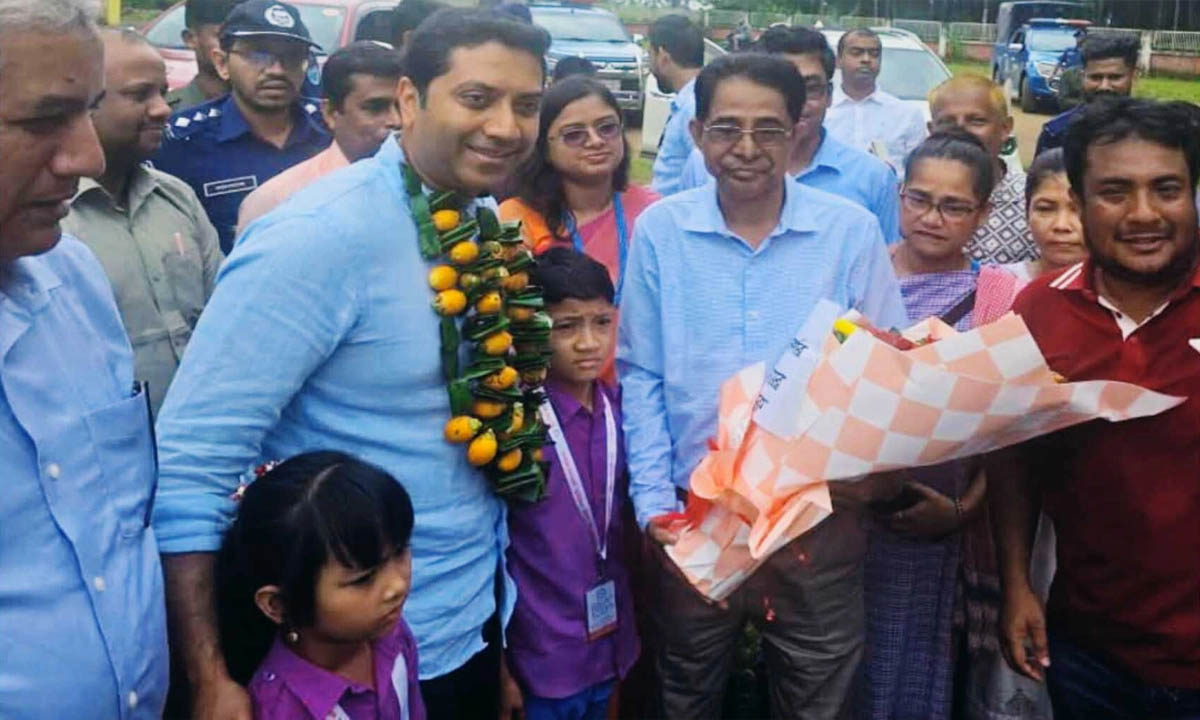 ‘প্রতিমন্ত্রী ববি হাজ্জাজের গলায় পান-সুপারির মালা’