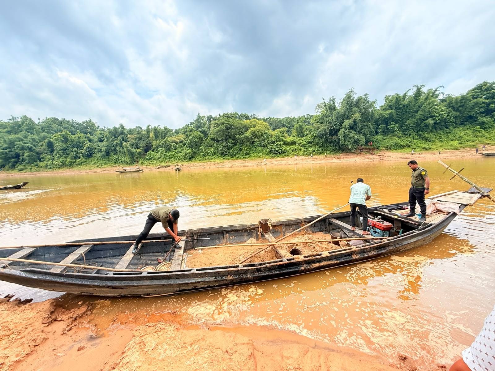 জৈন্তাপুরে বালু উত্তোলন, এক লাখ টাকা জরিমানা