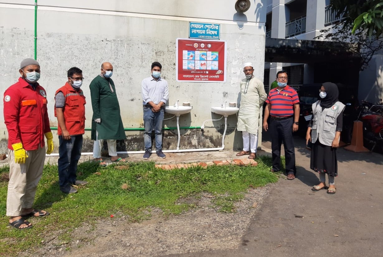 জেলা প্রশাসক প্রাঙ্গণে রেড ক্রিসেন্ট সোসাইটি সিলেটের হ্যান্ড ওয়াশ বেসিং স্থাপন