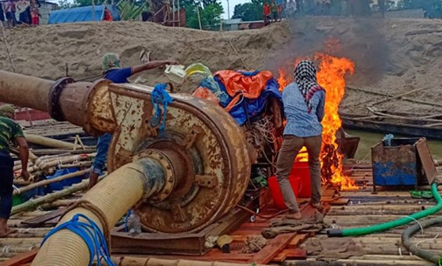 জাফলংয়ে পরিবেশের অভিযানে ২১ ড্রেজার-বোমা মেশিন ধ্বংস