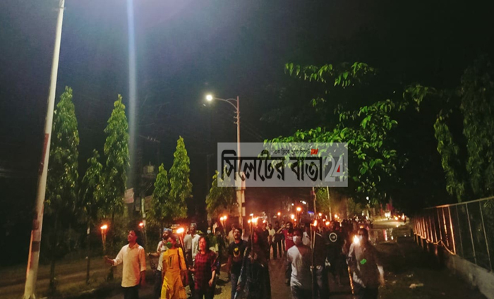 লাশ কাঁধে ভিসির পদত্যাগ দাবি