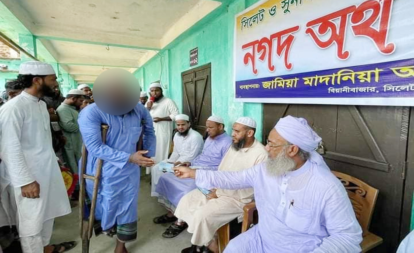 বন্যায় ক্ষতগ্রিস্থদের পাশে দাঁড়ালো জামিয়া মাদানিয়া আঙ্গুরা মোহাম্মদপুর
