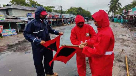 ঘূর্ণিঝড় সিত্রাং’য়ে জরুরি সহায়তায় রেড ক্রিসেন্টের ১২শ’ স্বেচ্ছাসেবক