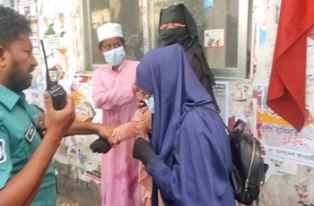 প্রেসক্লাবের সামনে ২ সন্তানসহ শরীরে কেরোসিন ঢেলে আত্মহত্যার চেষ্টা