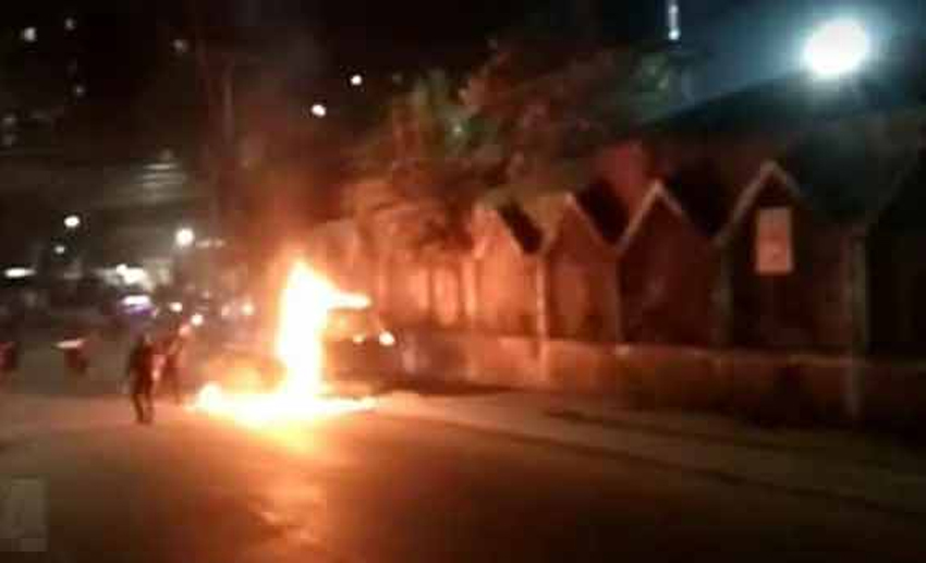 ছাত্রদলের মিছিল থেকে গাড়িতে অগ্নিসংযোগ 