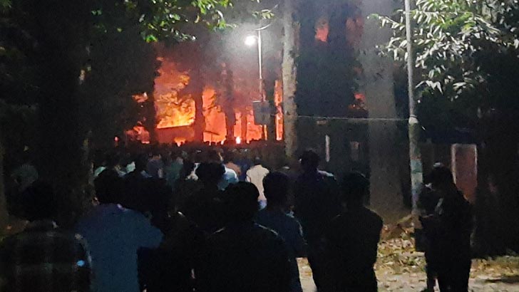 বাসে বসা নিয়ে পুলিশ ফাঁড়ি ও দোকানে আগুন দিলেন বিক্ষুব্ধ রাবি ছাত্ররা