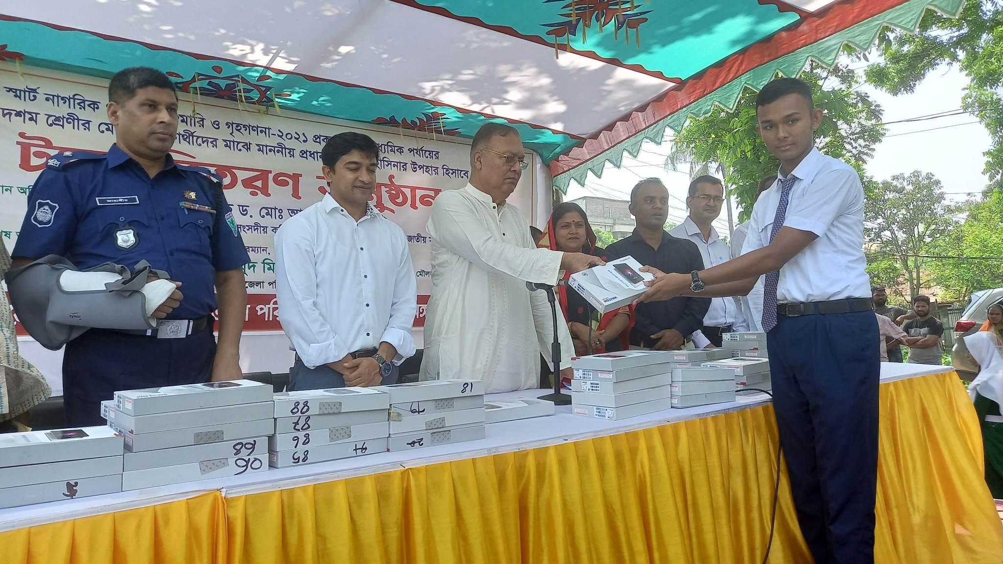 প্রধানমন্ত্রীর উপহারের ট্যাব শ্রীমঙ্গলে দেড়শ’ শিক্ষার্থী