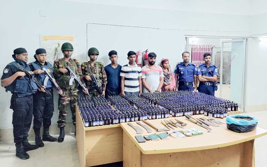 যৌথ অভিযানে মাদকদ্রব্য, অস্ত্র ও মুদ্রা জব্দ