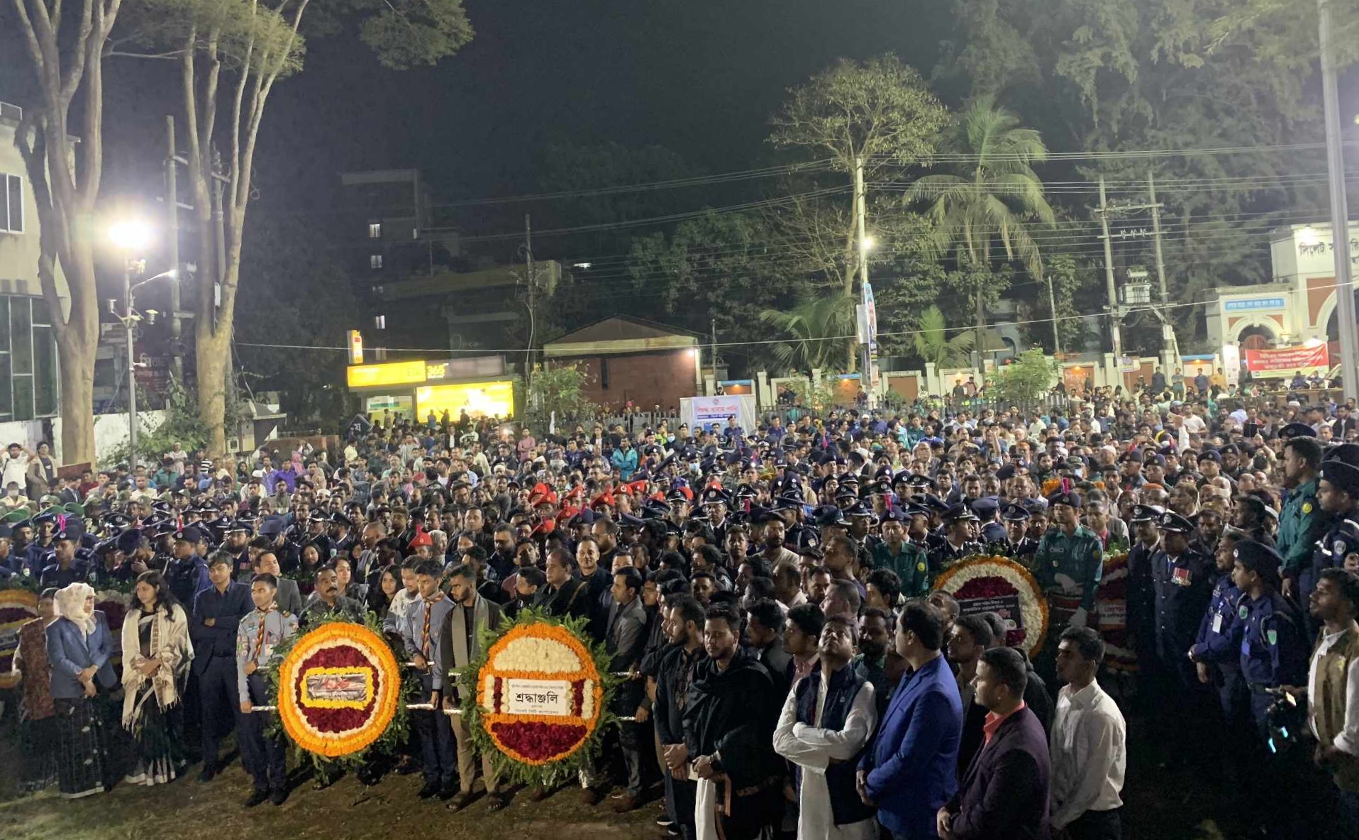 একুশের প্রথম প্রহরে সিলেট শহীদ মিনারে ঢল