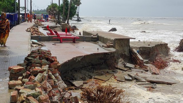 সমুদ্রের পেটে ৫ কোটি টাকার সড়ক!