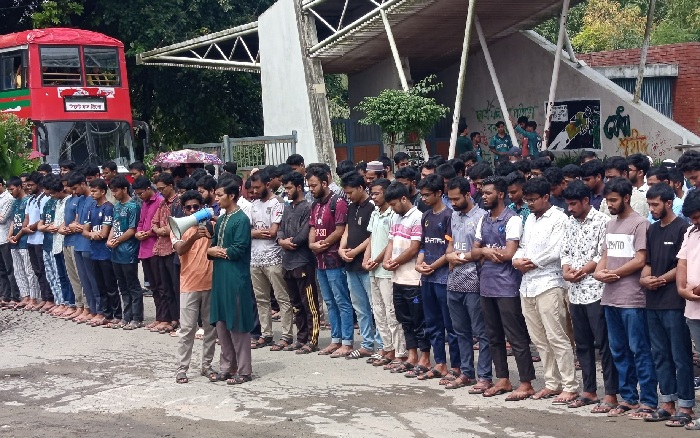শাবিতে সরকারের ‘গায়েবানা জানাযা’ পড়ল শিক্ষার্থীরা