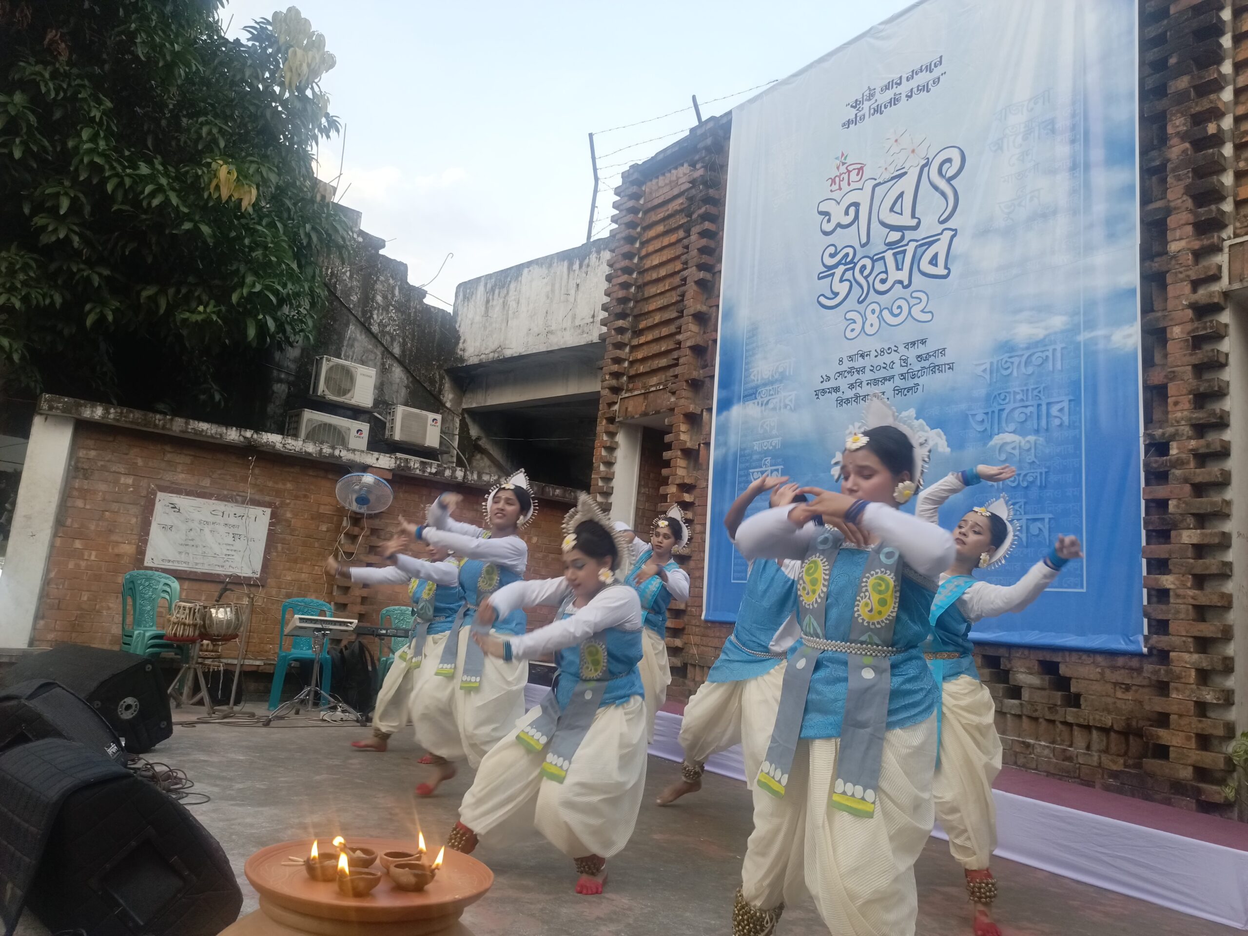 নাচে-গানে শ্রুতির শরৎবন্দনা