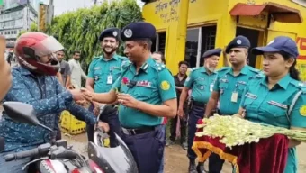 সিলেটে হেলমেটওয়ালাদের হাতে ফুল দিলেন পুলিশ কমিশনার
