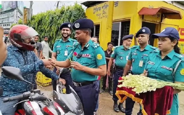 সিলেটে হেলমেটওয়ালাদের হাতে ফুল দিলেন পুলিশ কমিশনার