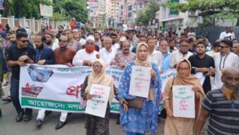 ব্যাটারি রিকশা ও হকারমুক্ত করতে রাজপথে আরিফ