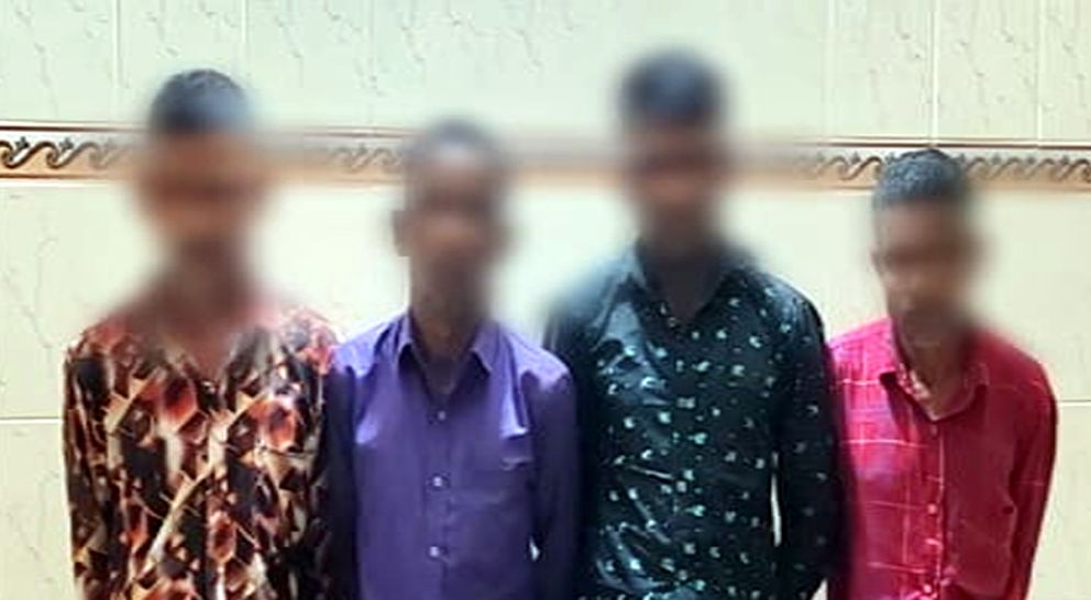 শিবেরবাজারে ভারতীয় পেঁয়াজসহ আটক ৪