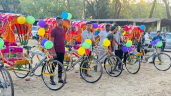 ১০ জনকে ‘পুনাক’র রিকশা ও ভ্যান উপহার