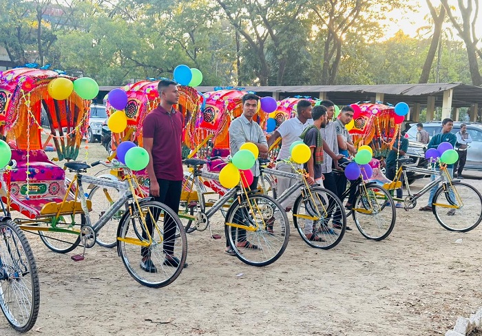১০ জনকে ‘পুনাক’র রিকশা ও ভ্যান উপহার
