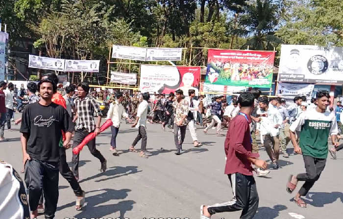 সিলেটে সড়ক অবরোধ করে শিক্ষার্থীদের বিক্ষোভ, পুলিশ-সেনাবাহিনীর ধাওয়া