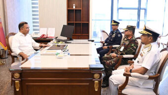 প্রধানমন্ত্রীর সঙ্গে তিন বাহিনী প্রধানের সাক্ষাৎ