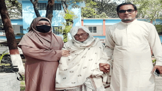 ৯৮ বছর বয়সে ভোটকেন্দ্রে সুফিয়া খানম