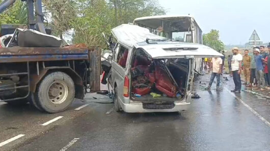 বাস-মাইক্রোবাস সংঘর্ষের ঘটনায় নিহত বেড়ে ১৪, মিলেছে পরিচয়