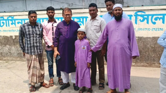 এতিম শিক্ষার্থীর দায়িত্ব নিলেন এমদাদ চৌধুরী