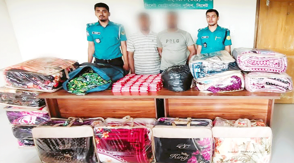 ভারতীয় চকলেট ও কম্বলসহ দাশপাড়ায় দুই যুবক আটক