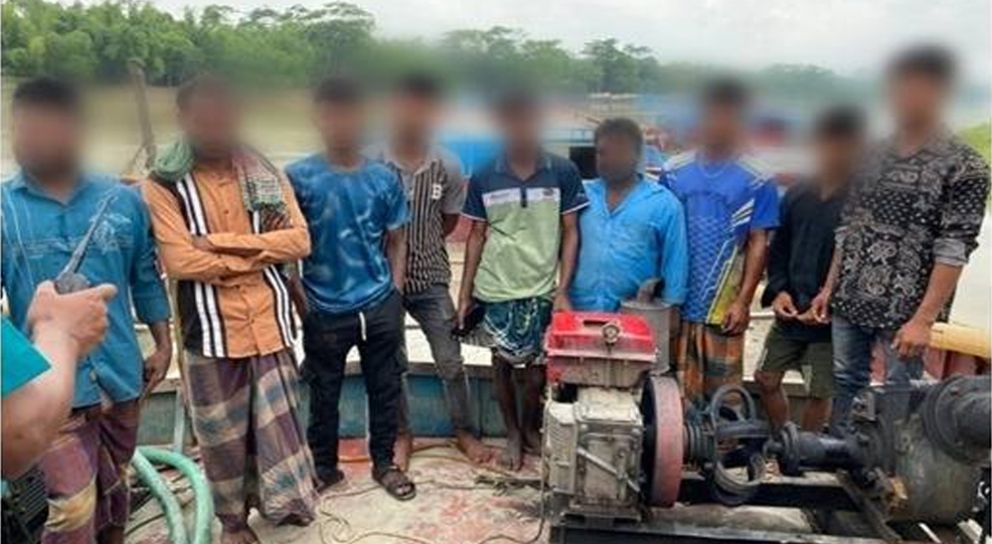 চেঙ্গেরখাল নদীর তীরে বালু উত্তোলনের দায়ে আটক ৯