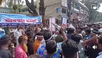 সিসিক’র সামনে হকারদের অবস্থান ধর্মঘট