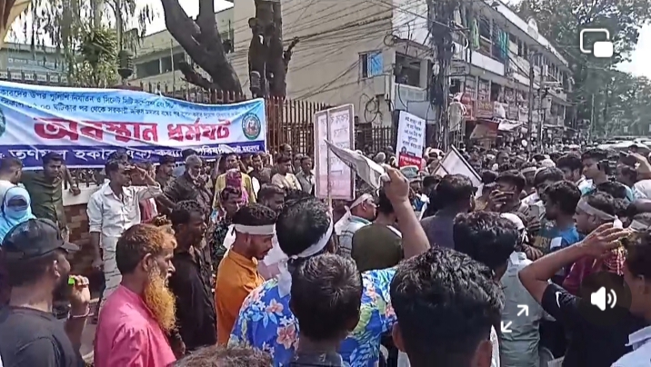 সিসিক’র সামনে হকারদের অবস্থান ধর্মঘট